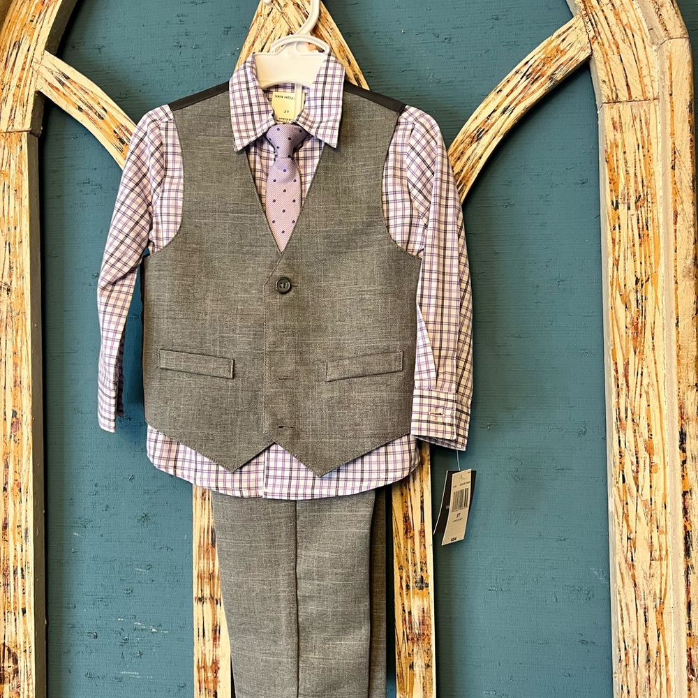 Boys Van Heusen suit. New with tags. Size 2t.